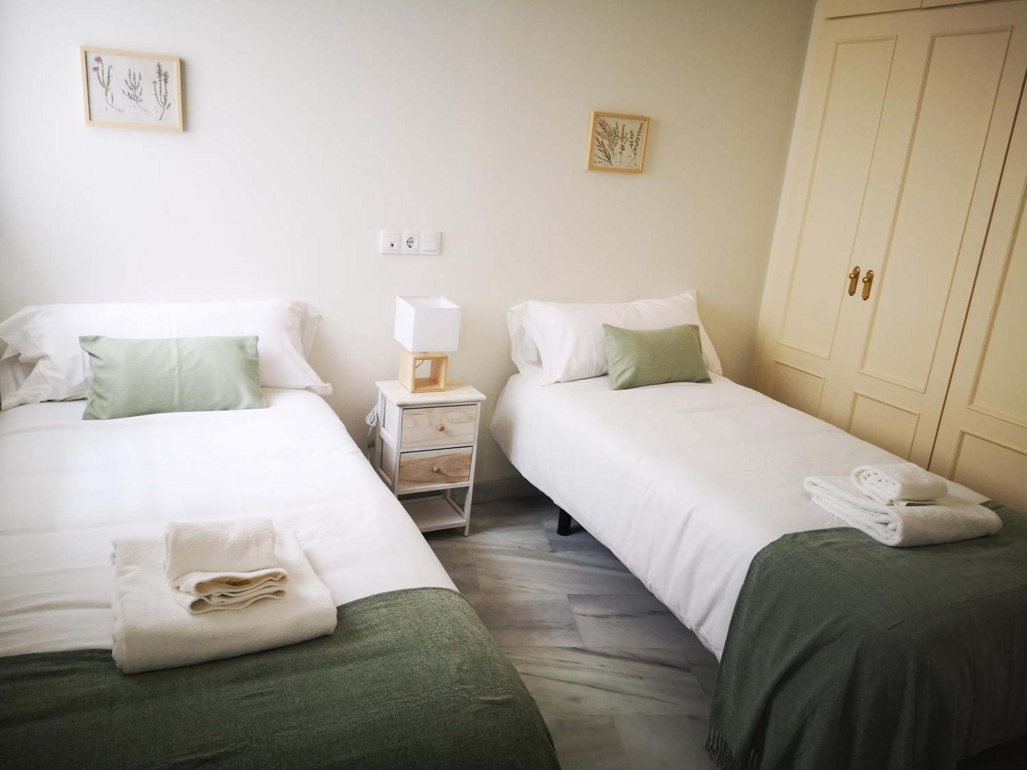 Charming Bright Apartment With Balconies On Cuesta Del Rosario เซบีญา ภายนอก รูปภาพ